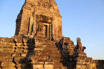 Naklejka premium ruined ancient hindu and buddhist khmer temple (pre rup) in angkor in siem reap in cambodia 