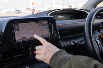 自動車を運転する人