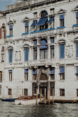 Naklejka premium Historische Architektur in Venedig, Fassaden venezianischer Palazzi am Kanal, prachtvolle Gebäude der Renaissance und Gotik, Weltkulturerbe Italien, Details der Architektur.