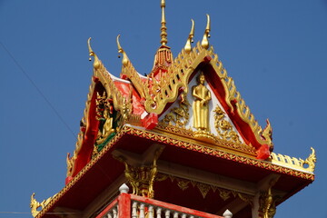 Fototapeta premium the carved red roof of the tower of the old temple.