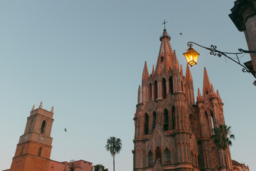Obraz premium Parroquia de san miguel arcángel church at sunset