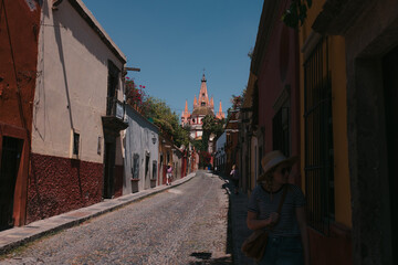 Fototapeta premium San miguel street leading to parroquia de san miguel arcángel