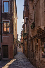 Obraz premium Narrow street of Venice in winter morning
