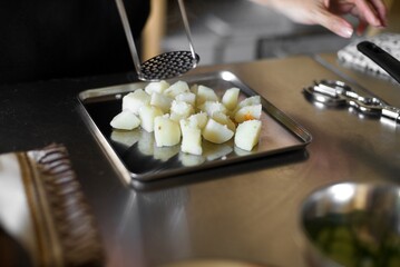 茹で上がったじゃがいもをマッシャーで潰しているところ