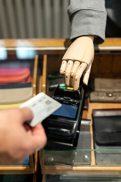 Customer paying with creditcard, robot assisting
