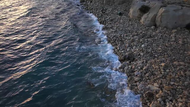 Olas rompiendo en costa de rocas , vista zenital