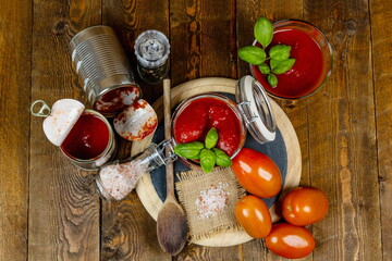  Barattolo di vetro con passata di pomodoro e pomodori pelati visti dall'alto