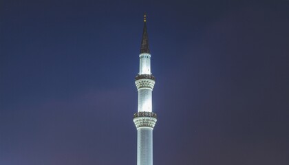 Obraz premium Minimalist Geometric Minaret. Islamic Culture – Building and Architecture. A high-contrast, architectural photograph of a single, stark white minaret with a sleek, minimalist geometric design. 