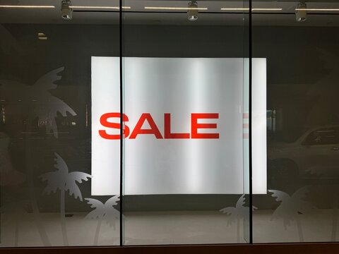 White bunner with the red inscription: Sale 