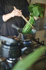 ほうれん草を鍋で茹でているところ