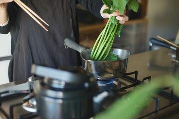 ほうれん草を鍋で茹でているところ