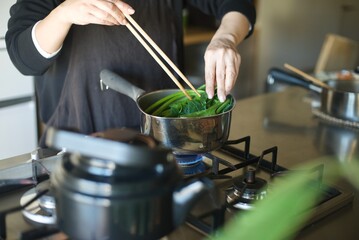 ほうれん草を鍋で茹でているところ