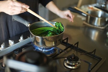 ほうれん草を鍋で茹でているところ