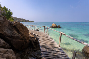 Obraz premium Koh Kham, Sattahip, an ecotourism destination, welcomes tourists who want to dive and see coral reefs and natural plants along the ecotourism route. In addition, there is a clean white sand beach 