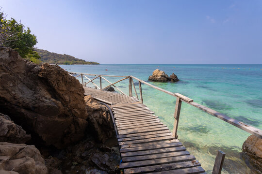Koh Kham, Sattahip, an ecotourism destination, welcomes tourists who want to dive and see coral reefs and natural plants along the ecotourism route. In addition, there is a clean white sand beach 