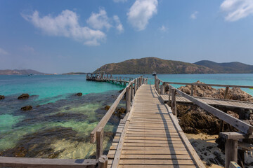 Obraz premium Koh Kham, Sattahip, an ecotourism destination, welcomes tourists who want to dive and see coral reefs and natural plants along the ecotourism route. In addition, there is a clean white sand beach 