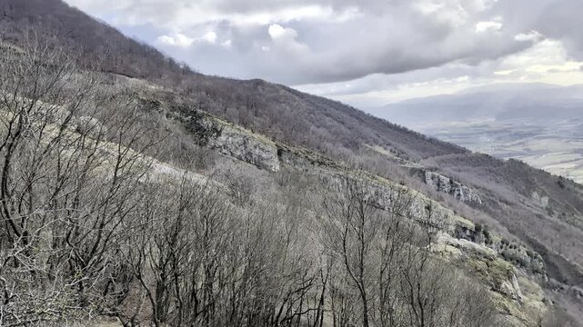Vista dalla cima della montagna della valle