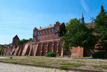 Tangerm&uuml;nde Stadtmauer von der Elbpromenade aus	