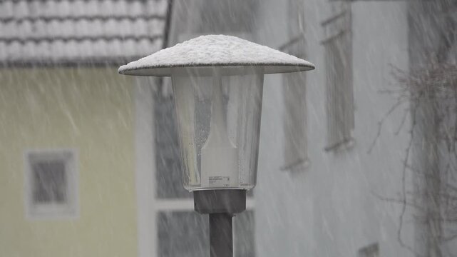 Eine Strassenlaterne im Winter bei kr&auml;ftigem Schneefall