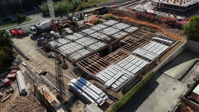 drone, immagini di cantiere, palazzo in costruzione in citt&agrave;. Campania. Italia.