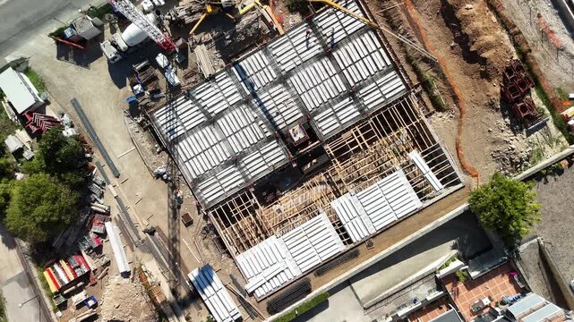 drone, immagini di cantiere, palazzo in costruzione in citt&agrave;. Campania. Italia.