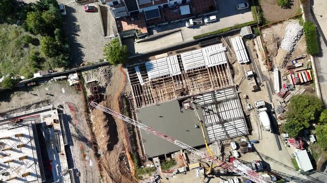 drone, immagini di cantiere, palazzo in costruzione in citt&agrave;. Campania. Italia.