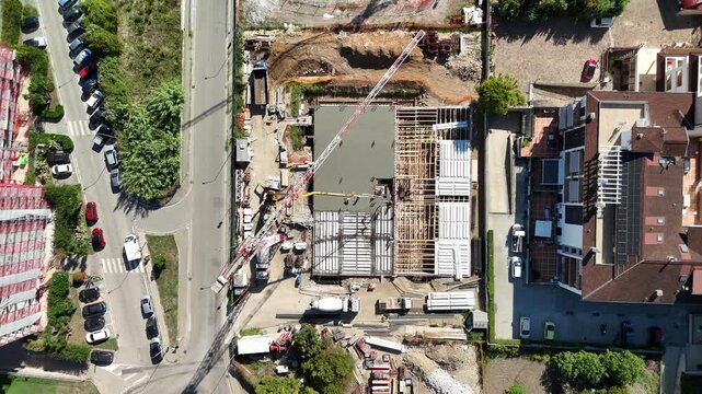 drone, immagini di cantiere, palazzo in costruzione in citt&agrave;. Campania. Italia.