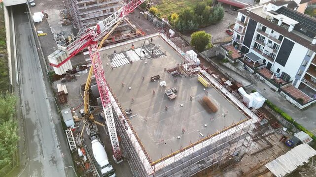 Ripresa aerea con drone di un palazzo in costruzione in area urbana della Campania, Italia. Cantiere edile con lavori in corso, sviluppo urbano, edilizia e infrastrutture in un contesto cittadino mod