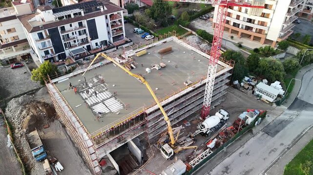 Ripresa aerea con drone di un palazzo in costruzione in area urbana della Campania, Italia. Cantiere edile con lavori in corso, sviluppo urbano, edilizia e infrastrutture in un contesto cittadino mod