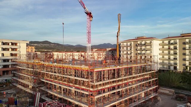 Ripresa aerea con drone di un palazzo in costruzione in area urbana della Campania, Italia. Cantiere edile con lavori in corso, sviluppo urbano, edilizia e infrastrutture in un contesto cittadino mod