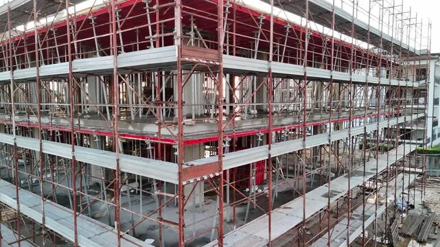 Ripresa aerea con drone di un palazzo in costruzione in area urbana della Campania, Italia. Cantiere edile con lavori in corso, sviluppo urbano, edilizia e infrastrutture in un contesto cittadino mod