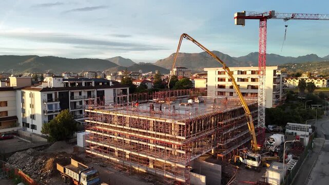 Ripresa aerea con drone di un palazzo in costruzione in area urbana della Campania, Italia. Cantiere edile con lavori in corso, sviluppo urbano, edilizia e infrastrutture in un contesto cittadino mod