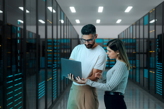 3D coworkers reviewing server data on laptop screen