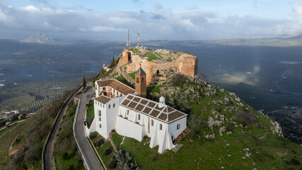 Ermita de la Virgen de Gracia y ruinas del castillo de Archidona, España © Antonio ciero