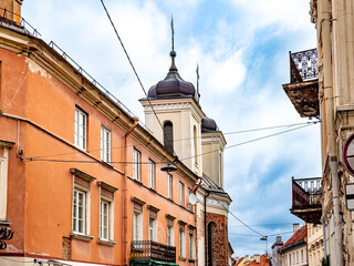 Obraz premium Unveiling Vilnius Charms: Exploring the Captivating Streets of the Historic Village