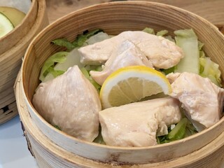 せいろでしっとり蒸し上げた鶏むね肉とキャベツの温野菜サラダ レモン添え