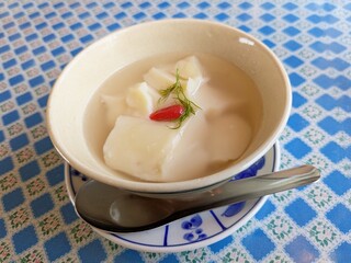 ベトナム風おぼろ豆腐デザートをアレンジした、生姜香るホット豆乳杏仁豆腐