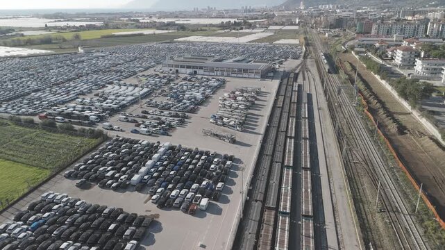 Deposito automobili visto con drone, ripresa aerea