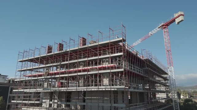 Ripresa aerea con drone di un palazzo in costruzione in area urbana della Campania, Italia. Cantiere edile con lavori in corso, sviluppo urbano, edilizia e infrastrutture in un contesto cittadino mode