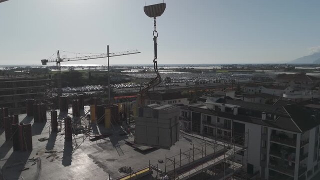 Ripresa aerea con drone di un palazzo in costruzione in area urbana della Campania, Italia. Cantiere edile con lavori in corso, sviluppo urbano, edilizia e infrastrutture in un contesto cittadino mode