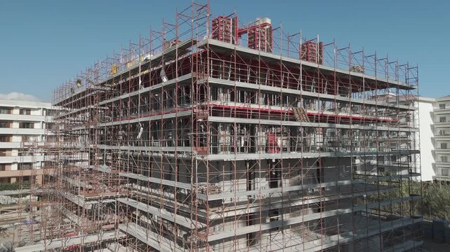 Ripresa aerea con drone di un palazzo in costruzione in area urbana della Campania, Italia. Cantiere edile con lavori in corso, sviluppo urbano, edilizia e infrastrutture in un contesto cittadino mode