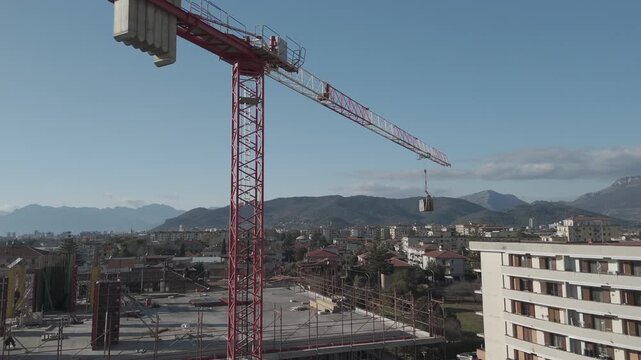 Ripresa aerea con drone di un palazzo in costruzione in area urbana della Campania, Italia. Cantiere edile con lavori in corso, sviluppo urbano, edilizia e infrastrutture in un contesto cittadino mode