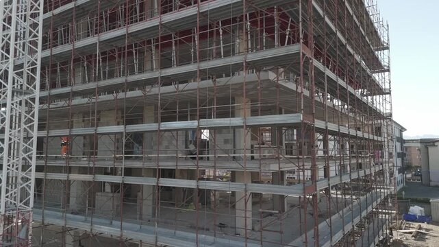 Ripresa aerea con drone di un palazzo in costruzione in area urbana della Campania, Italia. Cantiere edile con lavori in corso, sviluppo urbano, edilizia e infrastrutture in un contesto cittadino mode