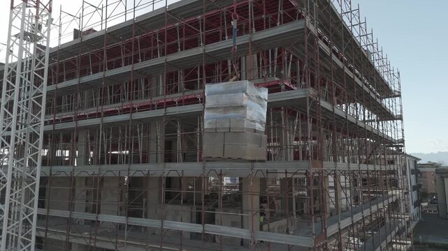Ripresa aerea con drone di un palazzo in costruzione in area urbana della Campania, Italia. Cantiere edile con lavori in corso, sviluppo urbano, edilizia e infrastrutture in un contesto cittadino mode