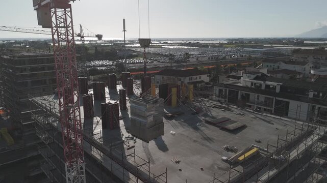 Ripresa aerea con drone di un palazzo in costruzione in area urbana della Campania, Italia. Cantiere edile con lavori in corso, sviluppo urbano, edilizia e infrastrutture in un contesto cittadino mode