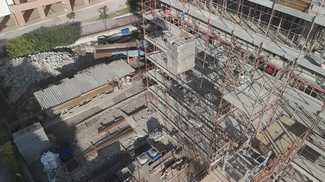Ripresa aerea con drone di un palazzo in costruzione in area urbana della Campania, Italia. Cantiere edile con lavori in corso, sviluppo urbano, edilizia e infrastrutture in un contesto cittadino mode