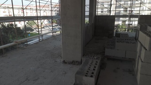 Ripresa aerea con drone di un palazzo in costruzione in area urbana della Campania, Italia. Cantiere edile con lavori in corso, sviluppo urbano, edilizia e infrastrutture in un contesto cittadino mode