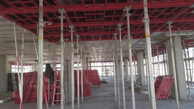 Ripresa aerea con drone di un palazzo in costruzione in area urbana della Campania, Italia. Cantiere edile con lavori in corso, sviluppo urbano, edilizia e infrastrutture in un contesto cittadino mode