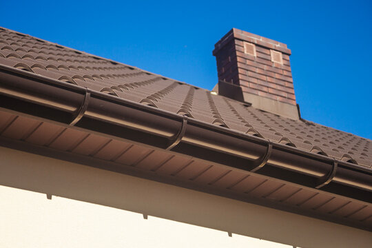 Roof edge with plastic gutter