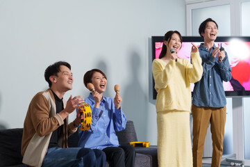 カラオケで遊ぶ男女